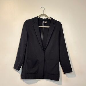 Lightweight black blazer with pockets